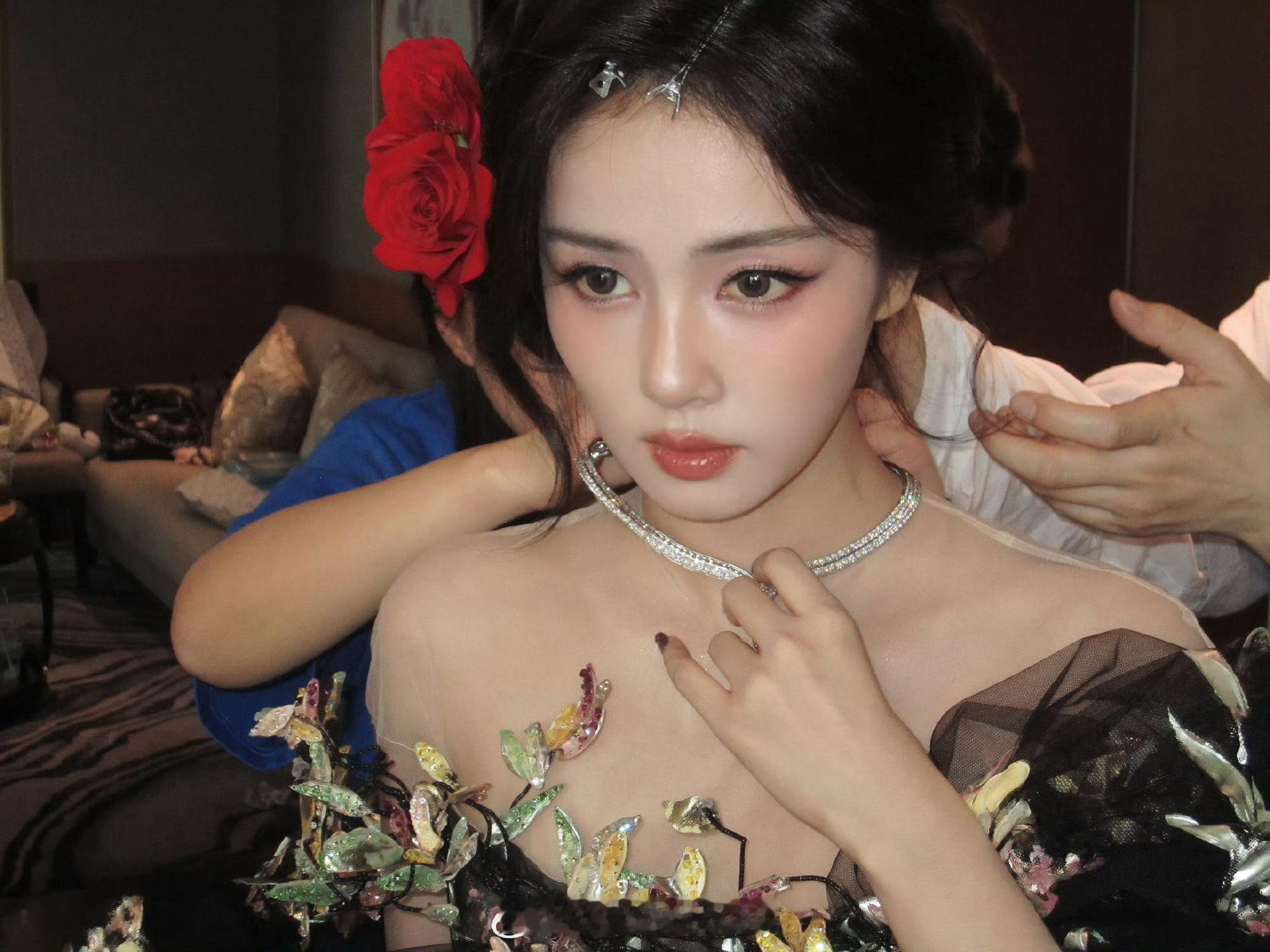 金鹤龙的眼妆真的有点东西 