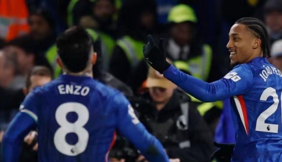 英超第26轮迎来一场比赛，切尔西在主场迎战利兹联。上半场，帕尔默远射被挡出，佩德