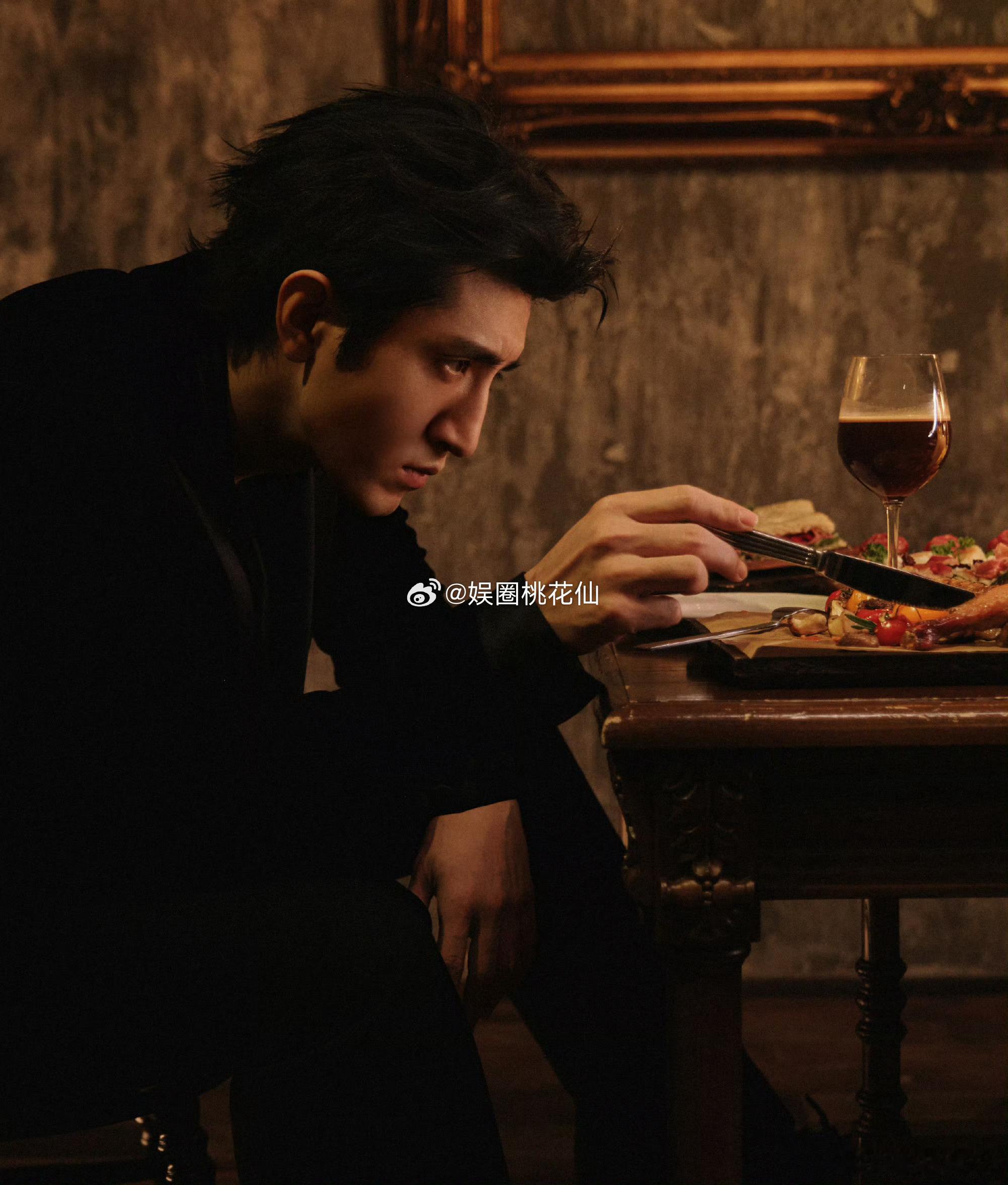 金瀚 欲感力 他的眼神戏很有内容，能在不同情绪间自如流转，这种表现力赋予角色很强