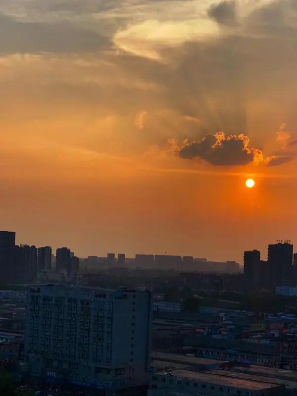 清晨起来，最养生的事就是给肠道来次大扫除。别一起床就猛灌凉水，身体经过一夜休眠，