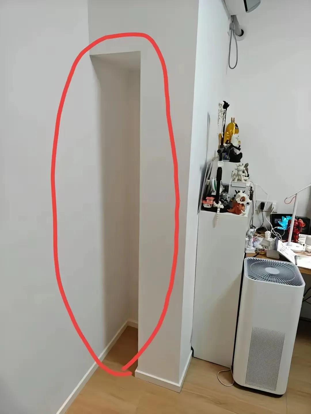 盖房子的是怎么想的？留着这个空间能做什么用呢？