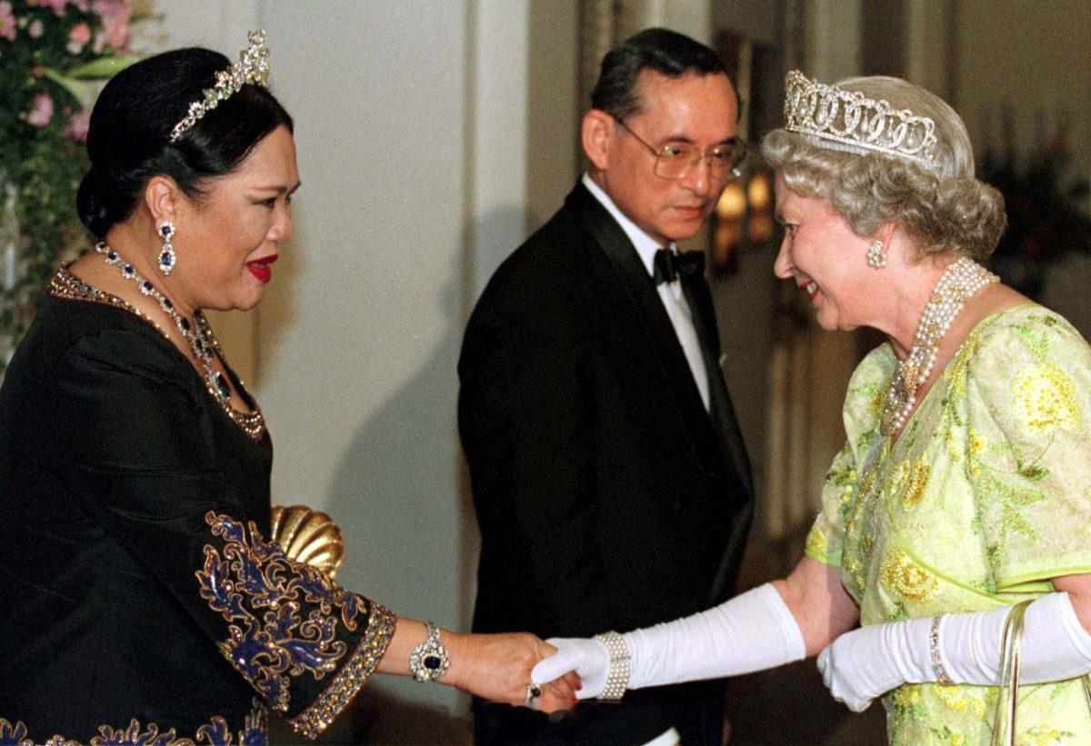 英国王室[超话]  1996年10月30日，伊丽莎白二世女王在泰国曼谷的英国驻泰