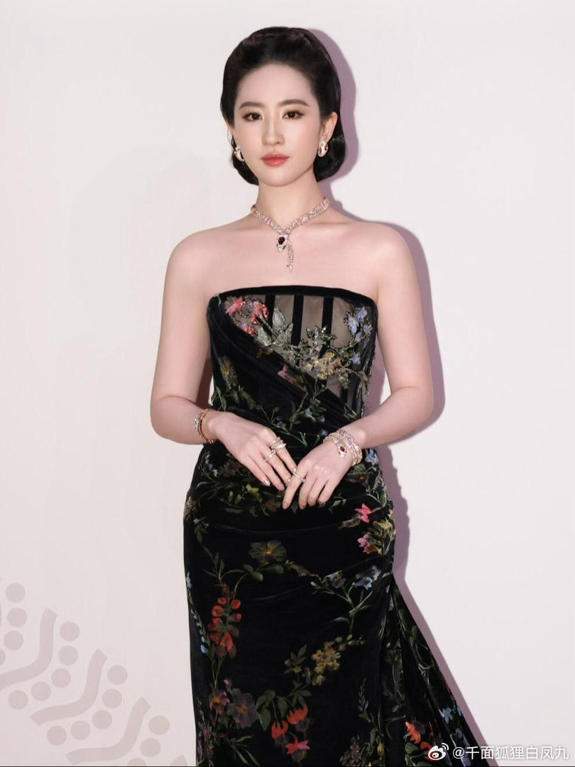 刘亦菲13个宝格丽造型，你最喜欢哪一套？ 刘亦菲流苏深V