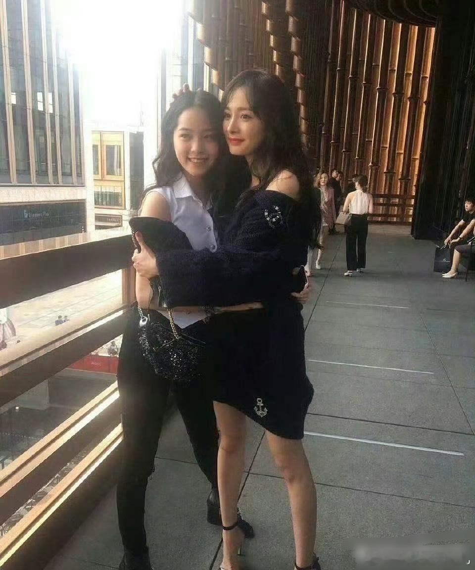 终于明白杨幂为什么叫杨不修了，给姐拍照的摄影师一定很省事！ ​​​