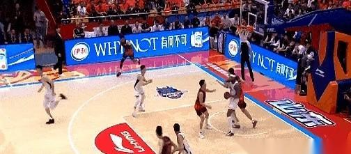 辽宁打山东，季后赛，第二节，山东队刚投失一个，赵继伟在自家篮下拿到篮板，他没运球