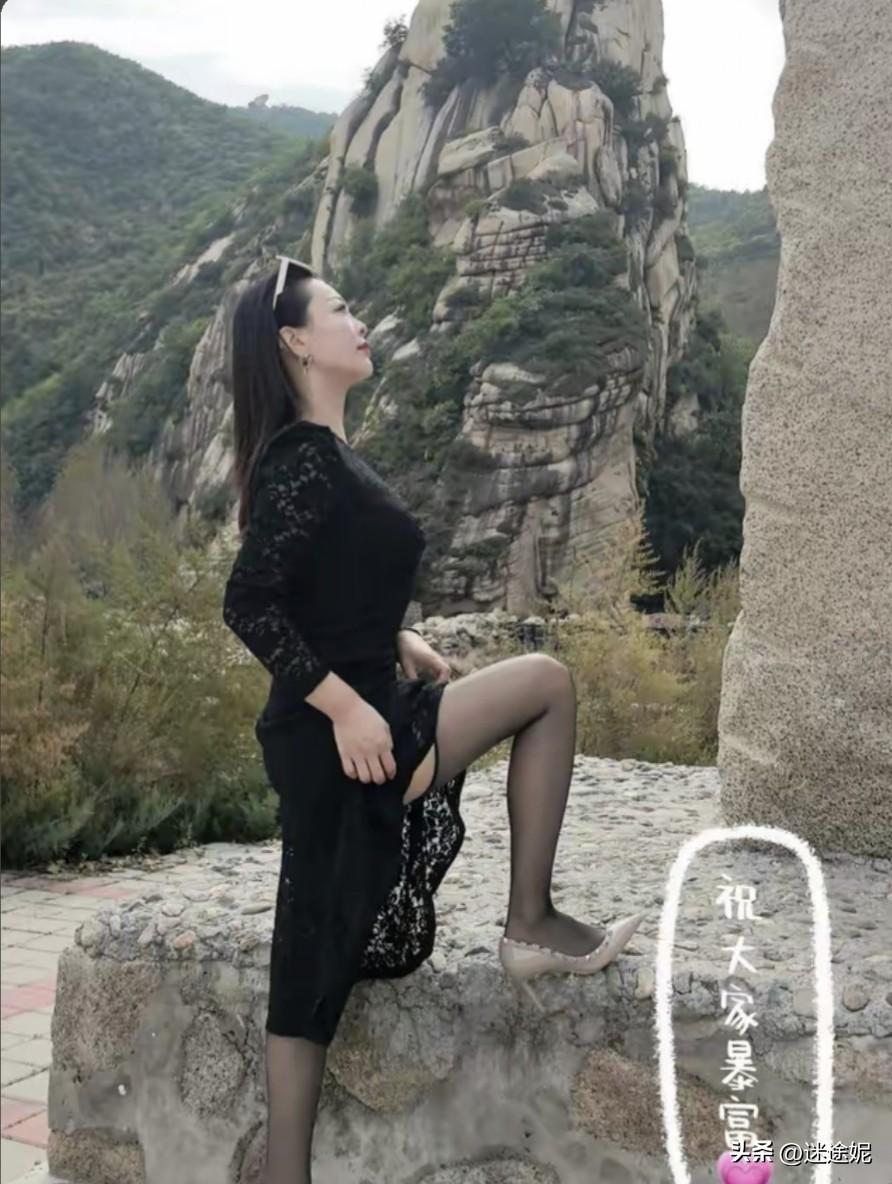 《山巅之韵》
峻峰翠叠连云天，山石林立岁月镌。
一袭纱裙凝雅致，千丝蕾丝锁清妍。