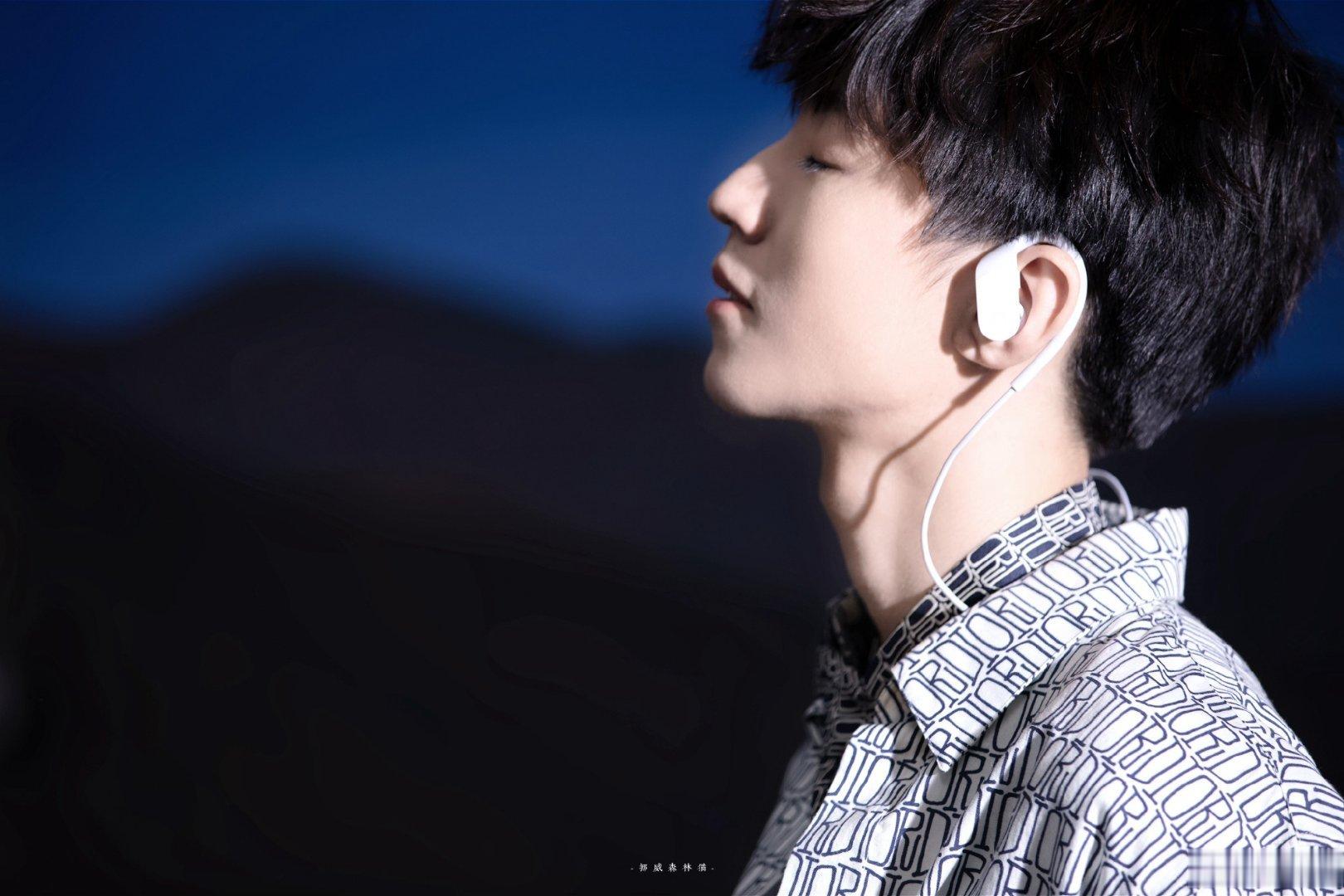 王俊凯自作曲树读 “玫瑰之所以是玫瑰，是风与光的眷顾，更是视线与灯光的归处”