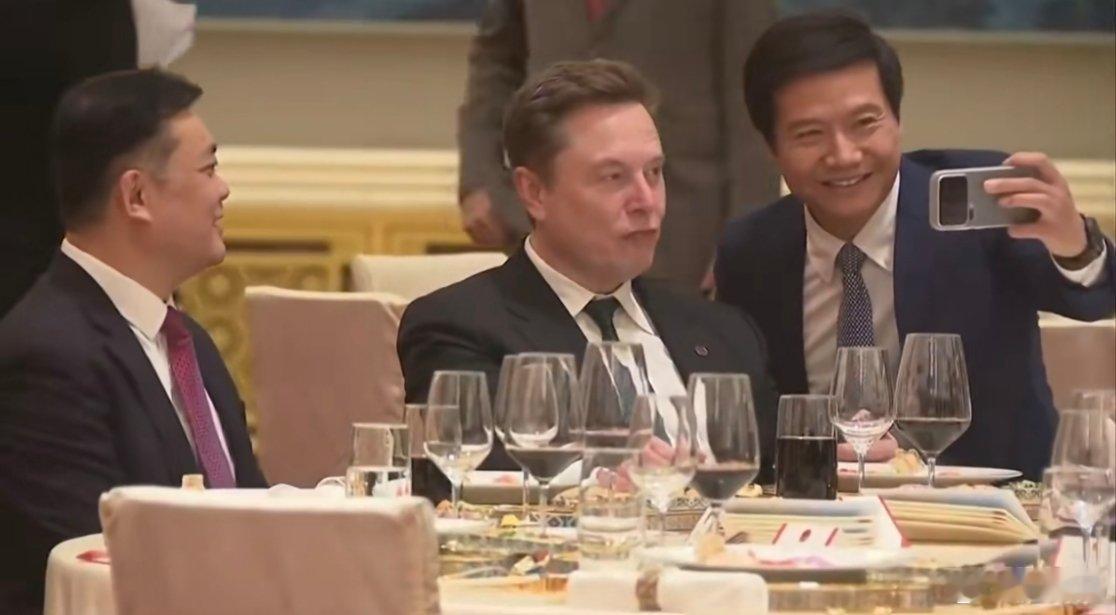 雷军马斯克合影视频我仔细看了，马斯克应该是喝的很开心，显然有点醉意了，从反应来看
