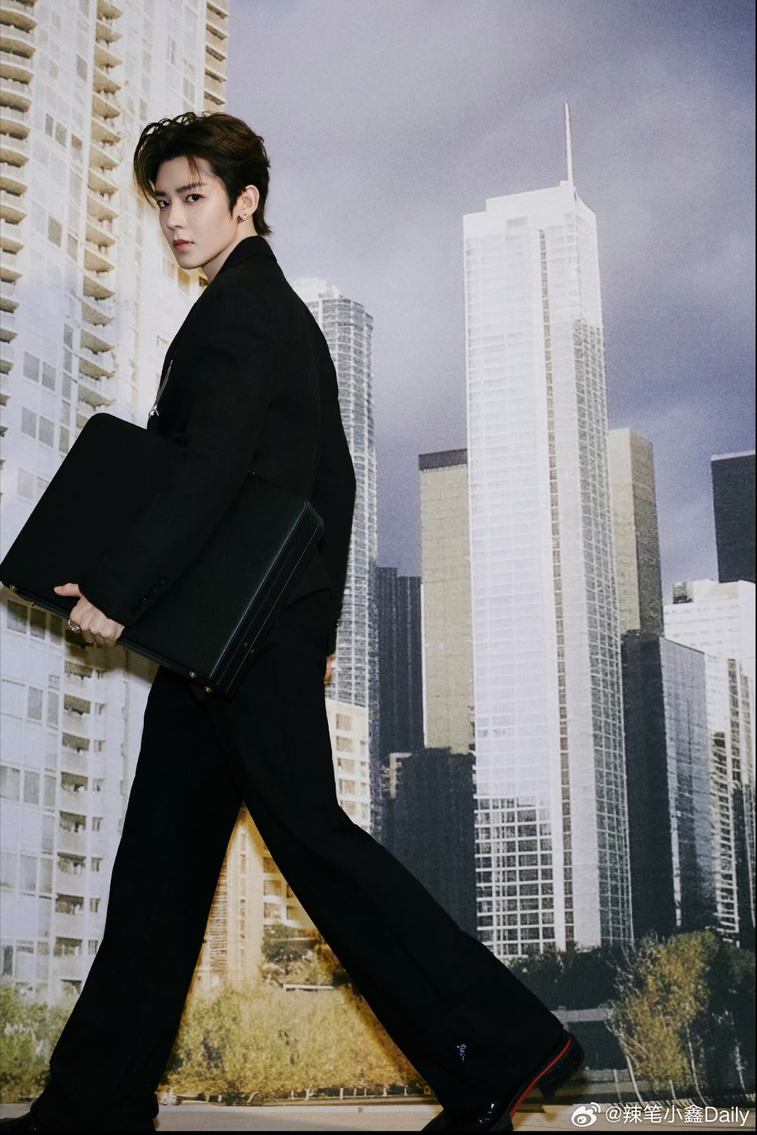 喔噢，侯明昊超like破20000了，今年商务流量全面爆发，真棒👏🏻👏🏻