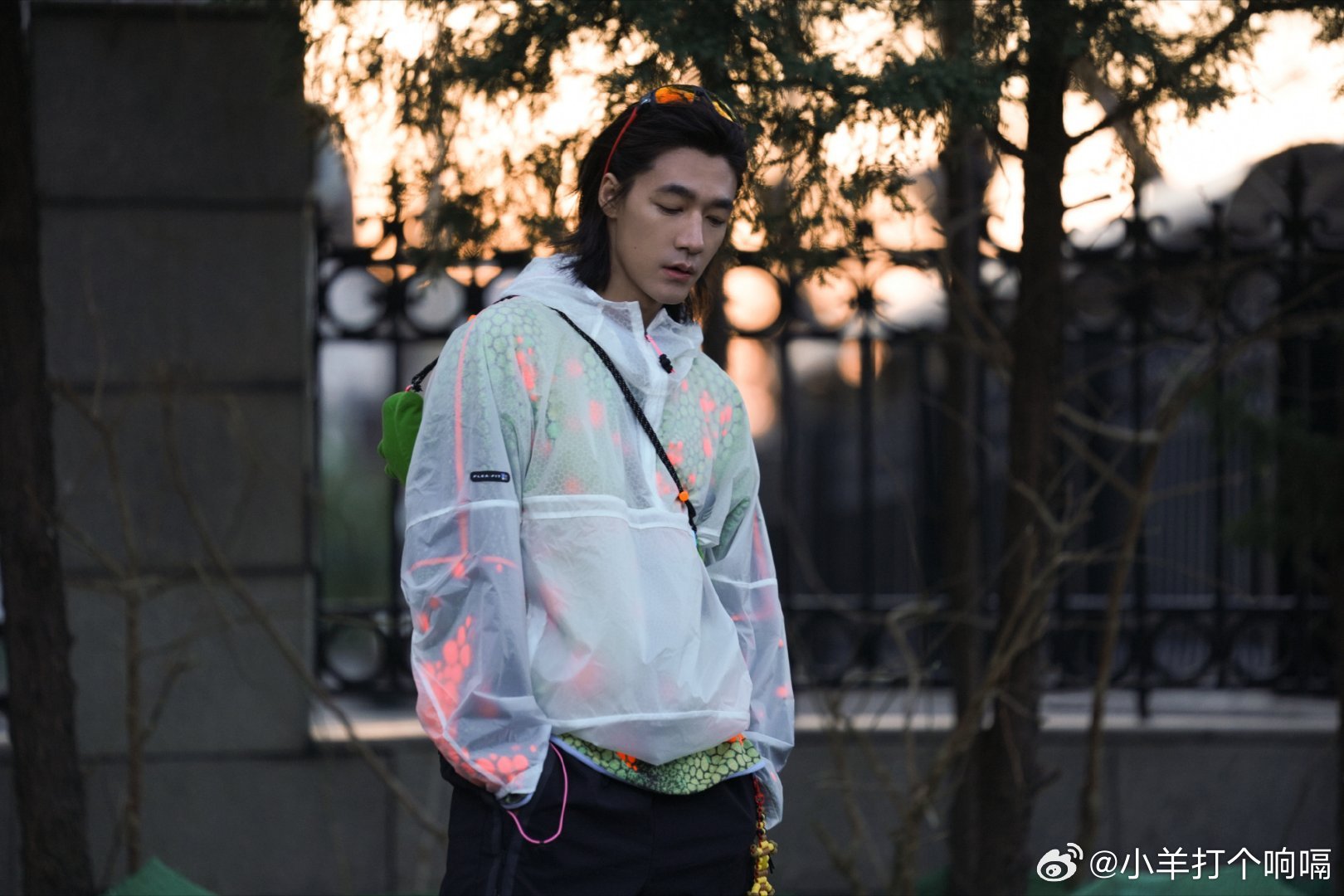 此沙体力看此沙爬山跑步那劲头，大气都不带多喘一口的。平时在片场也是，感觉浑身有使