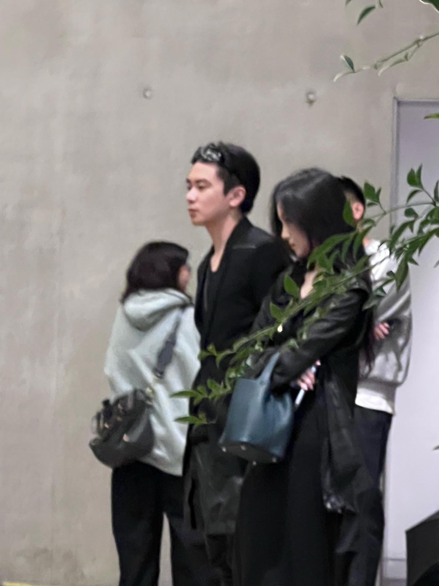 抓RICK OWENS失败了。没让他在我的陈年包浆全黑皮大飞机上签上名...