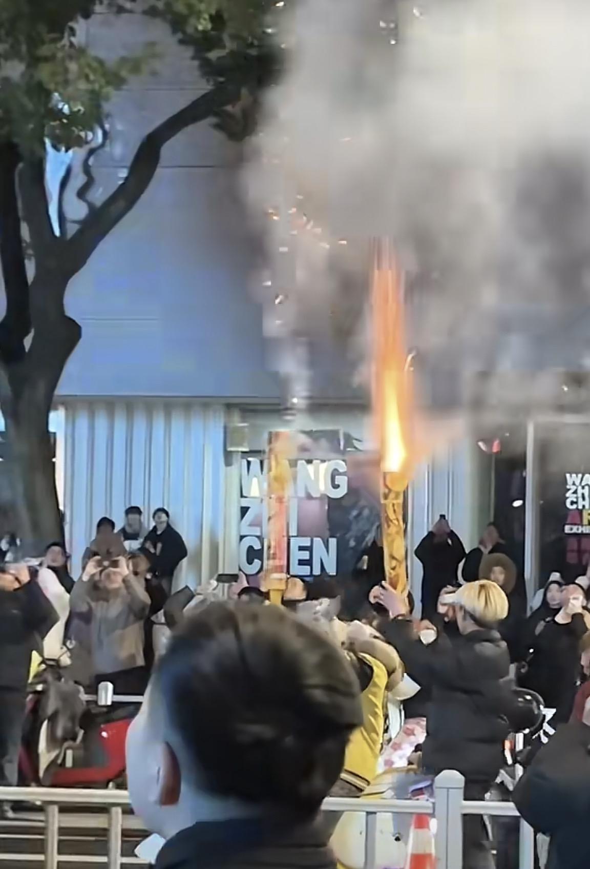 宁波两男子跨年夜在人群中燃放烟花，被行拘！未造成人员受伤