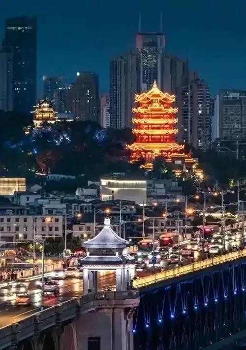 55🌙奋进江城共筑新篇
跨年的钟声即将响起。长江延岸早已开始暗暗聚焦人流。20