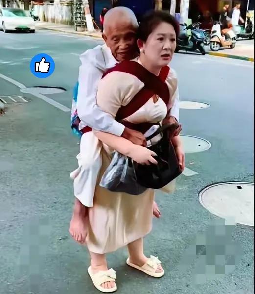 必须给这位中国好儿媳狠狠点赞！

家公生病时她二话不说背起就往医院跑，
那焦急的