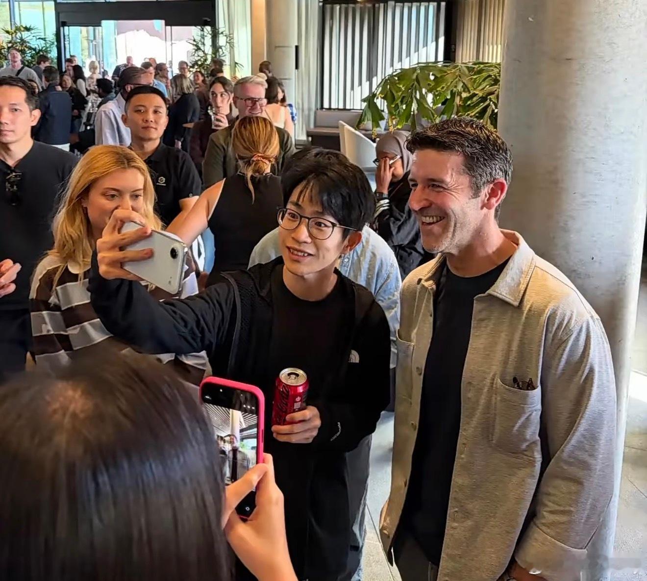 苹果新CEO现身WWDC晚宴，约翰·特努斯 现场表现十分平易近人，很多人评价其“