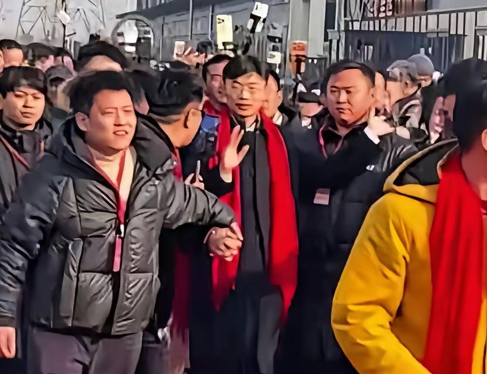 郭有才如今的热度与排场，确实超出很多人想象。近日他现身活动，多名彪形大汉手挽手筑