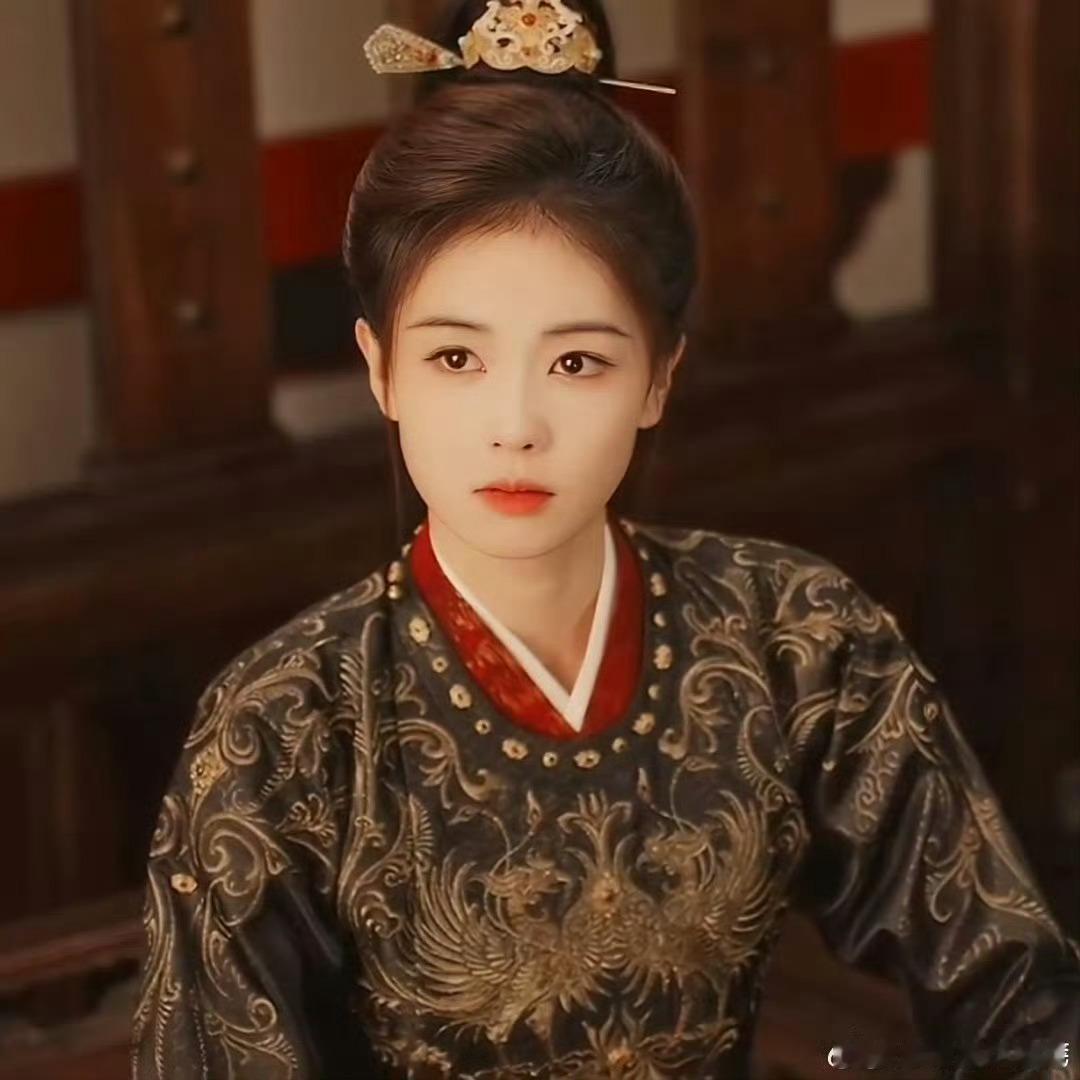 白鹿说李佩仪好狠一女主白鹿对李佩仪这角色理解到位，说她“好狠一女主”。查案时眼神