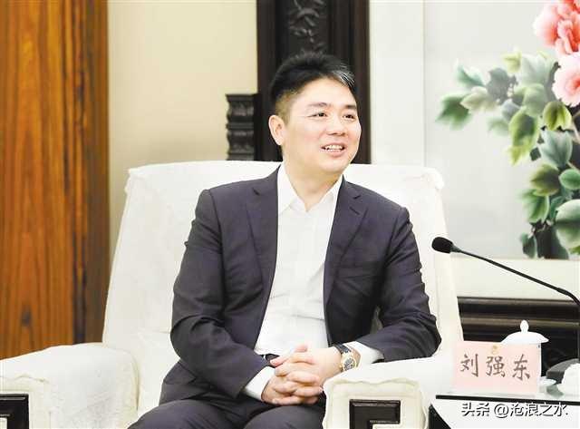 刘强东的底线：亲戚可进厂，特权绝不进门。
 
在商界诸多企业家的处世之道中，刘强