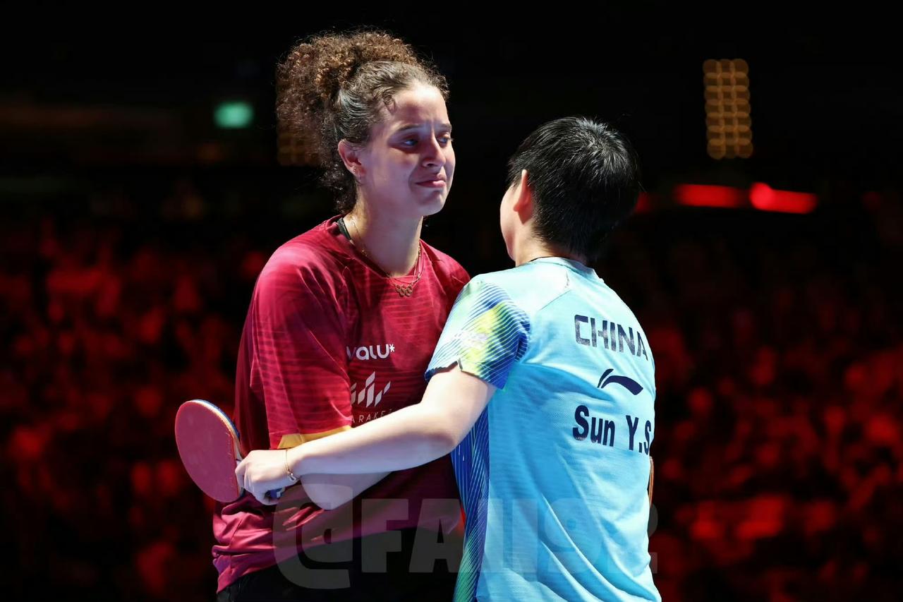 真正的冠军，不止赢下比分。
 
当最后一球落地，孙颖莎没有立刻庆祝，而是走向了对