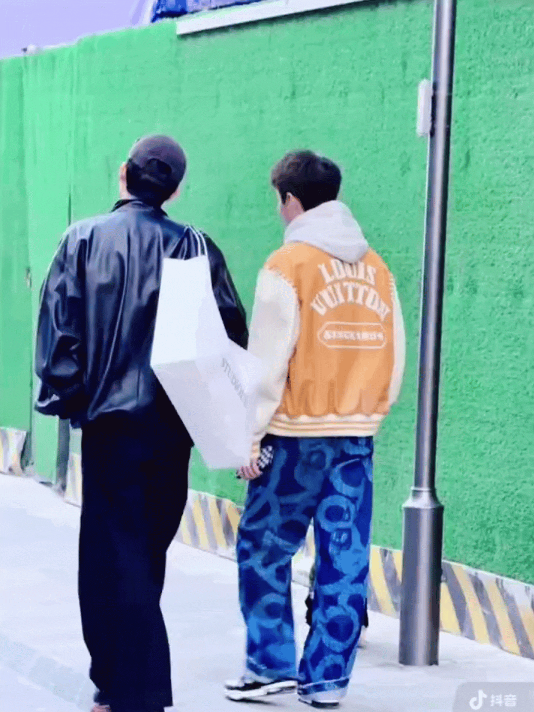 躺在床上刷到一则马路牙子一起逛马路牙子的偶遇图真是舒适吖。。。 