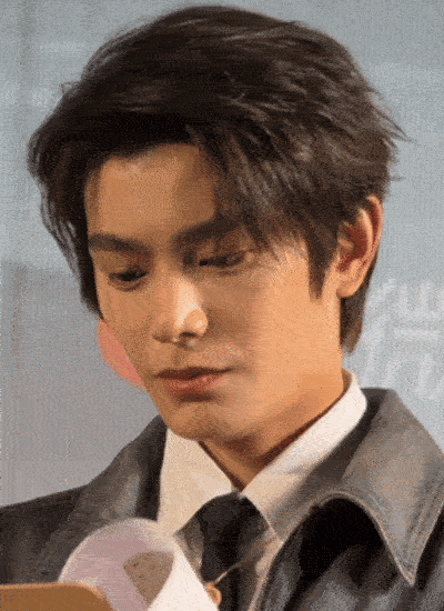 今年唯一爆出来的流量应该就是他了吧，虽然对自己主演的电视剧加成并不大。 