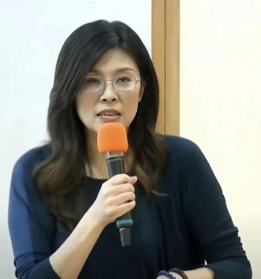 我承认确实错看了郑丽文，
她跟朱立伦、侯友宜这些国民党的政治人物还真不一样。
​