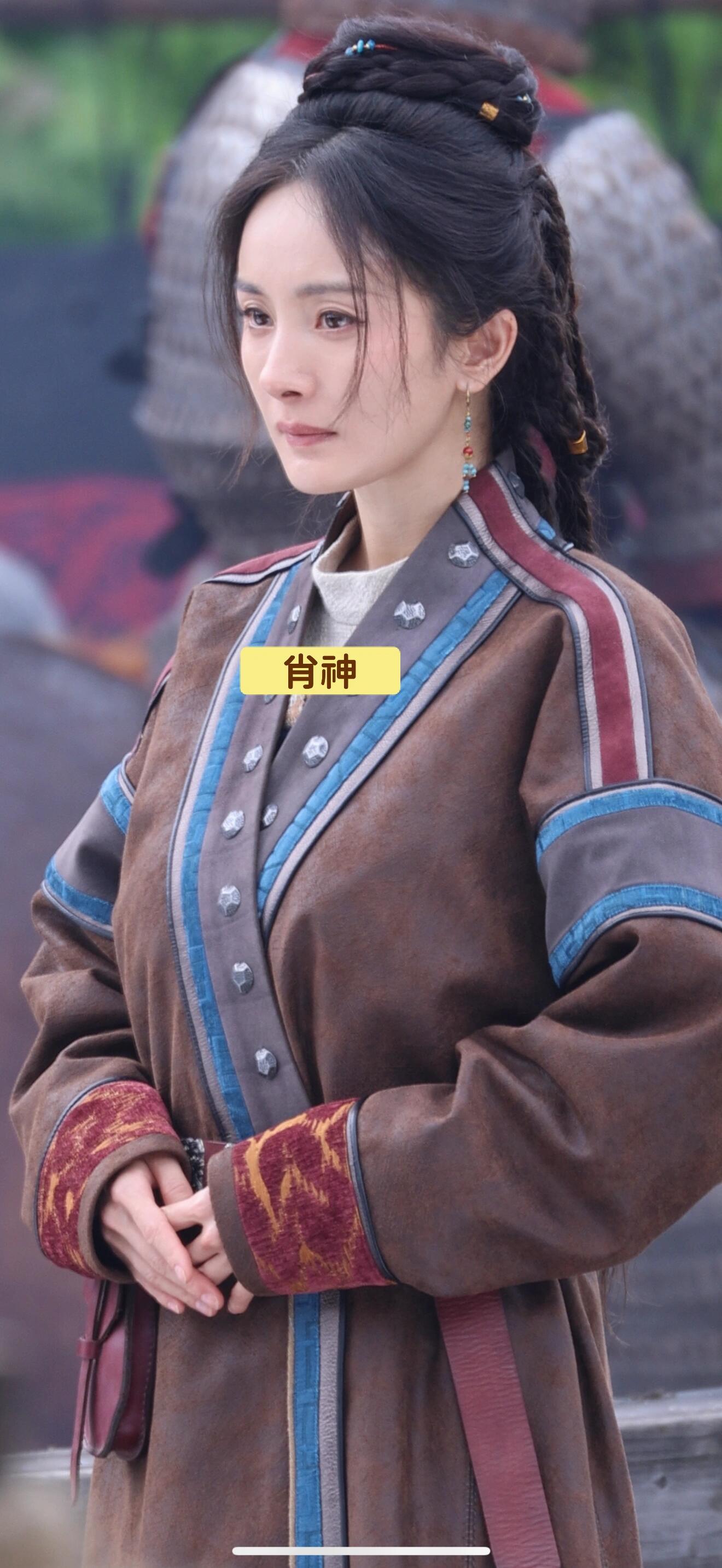 我喜欢这套的编发脸蛋素素的 难掩倾城色杨幂冯湮儿蓝衣路透