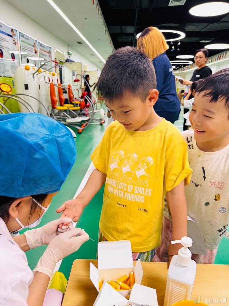 谁5岁扎手指头验血会笑的？我儿子……每次验血什么的都盯着看，大哥是个狠人… 