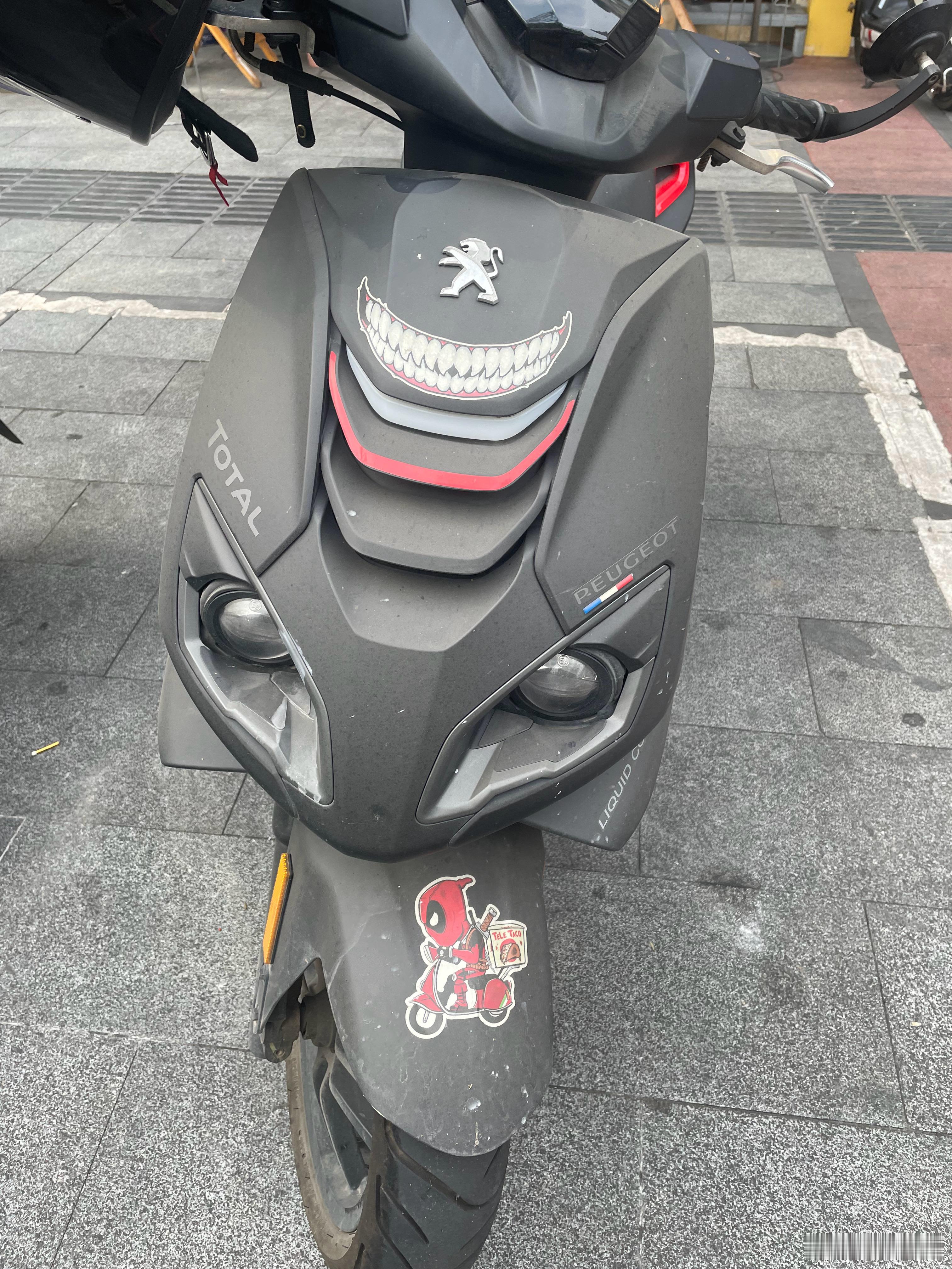 摩托太久没骑了，灰厚的没法。主要是吧我怎么感觉每次我久了不骑我就感觉这车变的好高