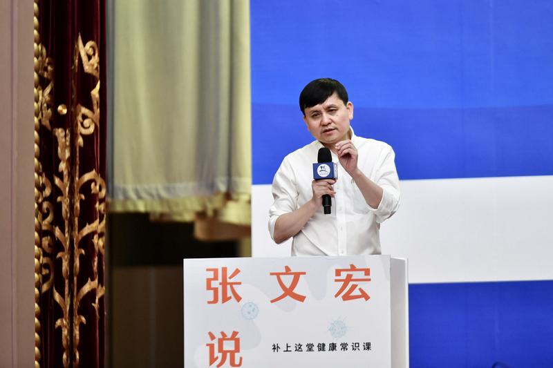 在1月10日香港举行的高山书院十周年论坛上，张文宏明确反对将AI系统性引入医院日