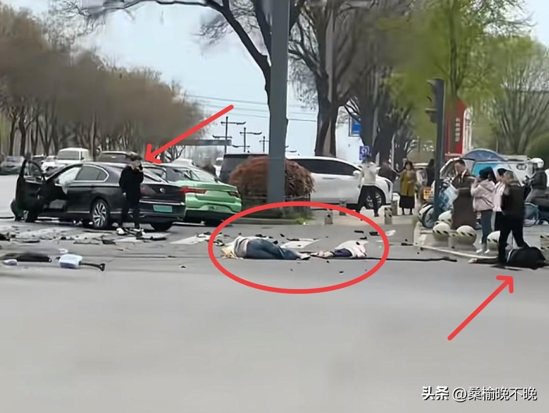 现在这小伙估计肠子都悔青了，那个脚就跟焊死在油门上的一样，斑马线上其他车都在慢速