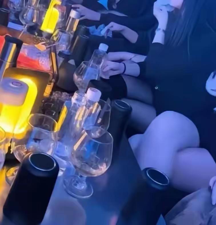 河北一男子KTV花5000元约漂亮公主开房，完事后嫌“一次太亏”，竟拿手机威胁对