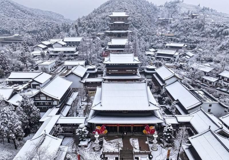 杭州这场大雪太会“调味”了，把径山寺衬得像从古画里走出来的！白雪裹住飞檐，冰凌垂