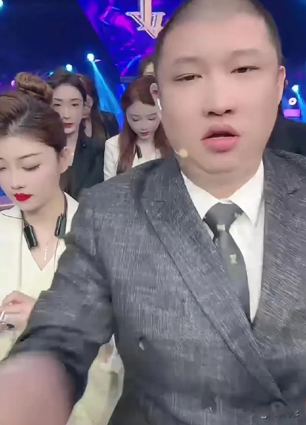 二驴是否参加T佑婚礼成谜！

             驴家阿宇表示师父二驴在封