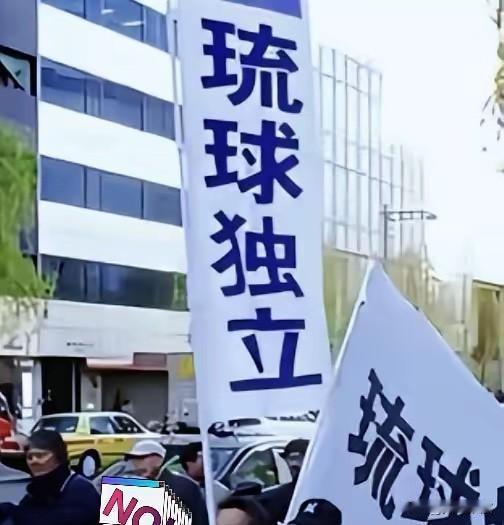 这下好了，日本彻底得慌了，

6月2号，咱们两艘海警船开到与那国岛附近的海面。