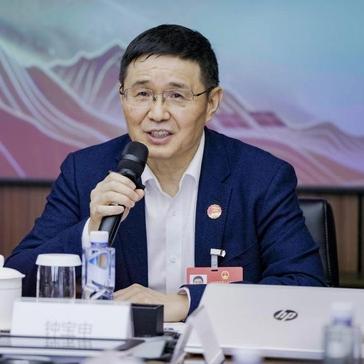 钟宝申代表的建议核心在于通过制度刚性扭转过度加班现状。他提出的“7小时标准工时”