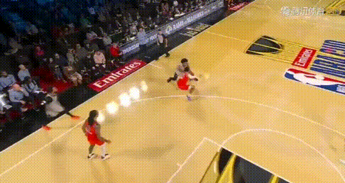 这影响力！文班复出3分钟就给马刺注魂。
2节首发复出，上来就补篮、各种篮板、抢断