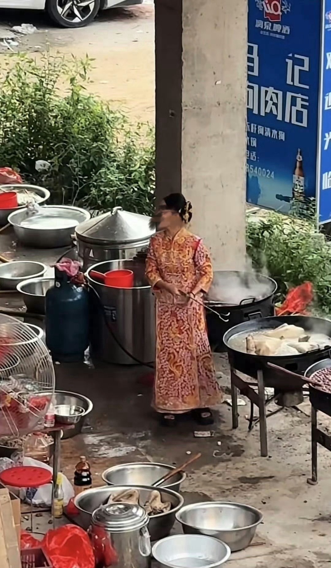 参加婚宴的有福了，新娘居然亲自下厨。 