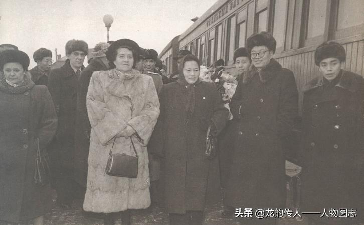 1952年12月宋庆龄率领中国代表团去维也纳出席世界和平大会后回国途经莫斯科，张