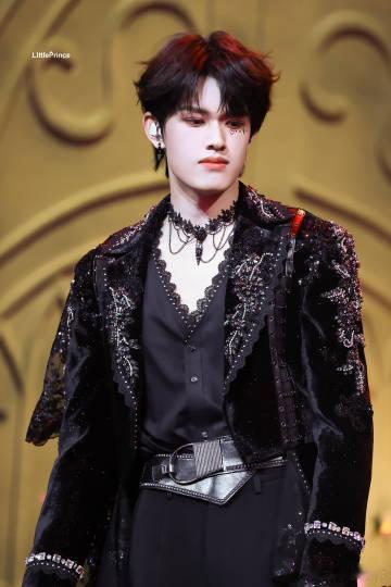 荣耀之战热心市民张极 饭拍视频里的张极挑染发色帅到炸裂！灯光下蓝灰色发丝都在发光