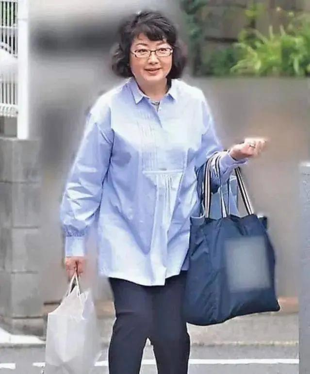 山口百惠退出娱乐圈43年了，江湖上仍然流传着她的传说……
四十多年前，山口百惠是