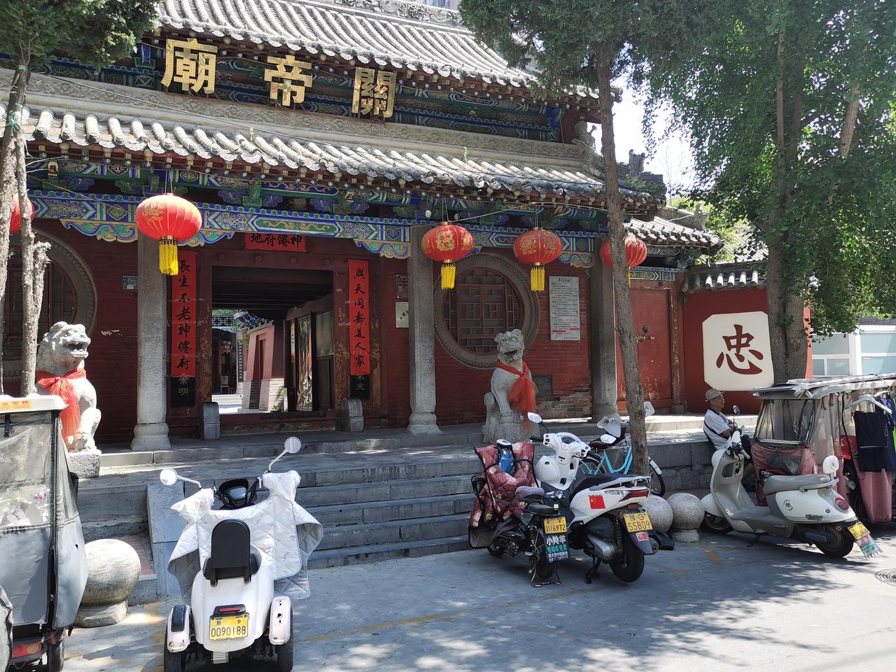“老板，来看一看吧，咱这全是正宗的老玩艺！”路边一摆摊者向路人介绍。
胖东来大胖
