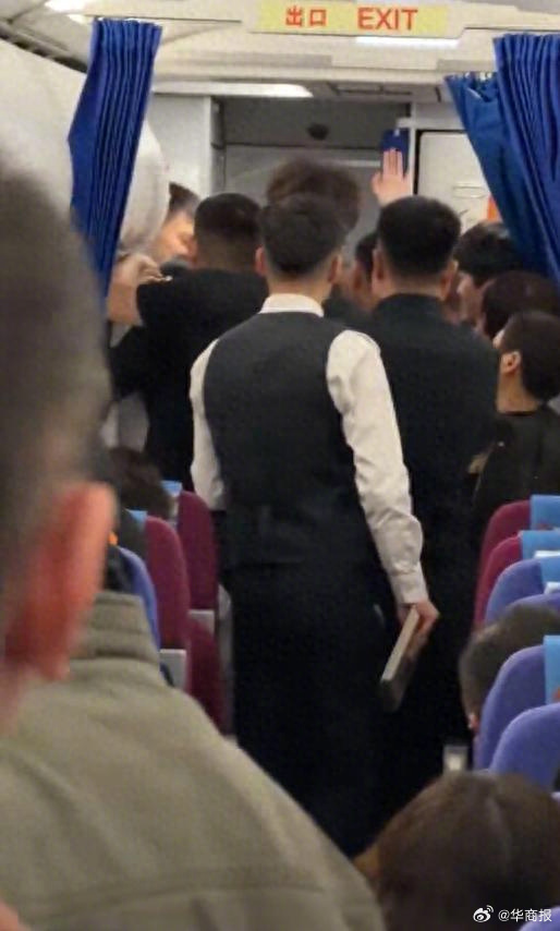 #怀孕超过35周禁止乘机#【#航司回应超月龄孕妇拒下飞机致延误#：怀孕超35周禁