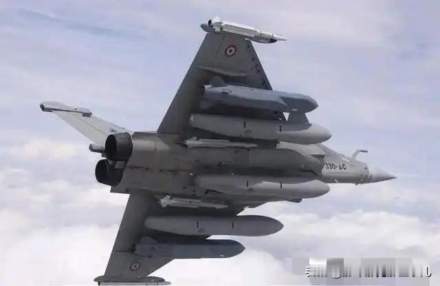 为什么欧美战机满挂载都看着很猛，总能做到“武装到牙齿”？
 
台风、阵风虽说是中