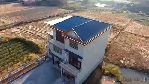 江西南昌，男子带妻子回家祭祖，竟发现岳父留下的老宅竟变成一片废墟。房子里的被单、