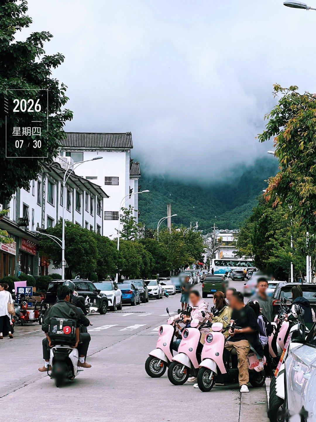 此时此刻 20260730。周四。六月十七。一夜大雨晨间云雾流至苍山脚下古城外的