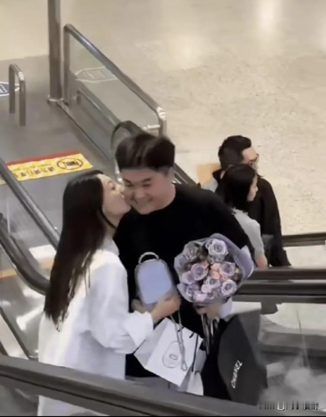 今日七夕节，
世界之小，

竟然如此不同：

一是男给女买东西。
黑衣男给白衣女