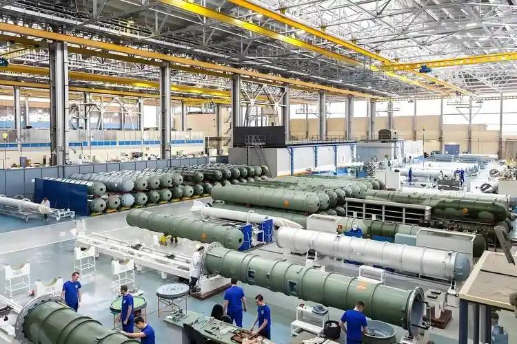 慌了！美国再陷困局，90%医药原料被中国掌控，五大巨头急寻出路。紧急突发！美国再