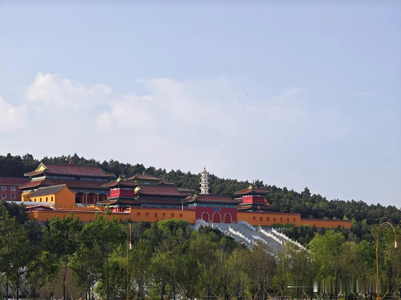 分享城市新鲜事长春市双阳区北山圆通寺附近，现在的景色很不错，建筑群金碧辉煌，可谓