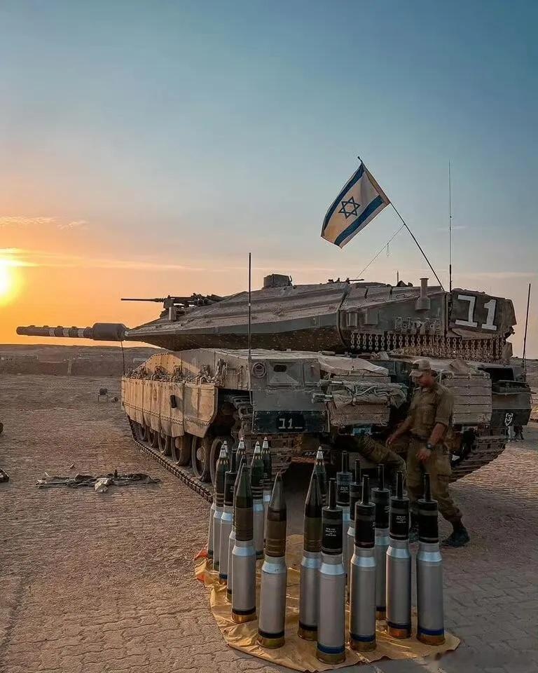 以军使用的梅卡瓦坦克在设计上很新颖，最让人津津乐道的就是发动机前置，后部空间可以